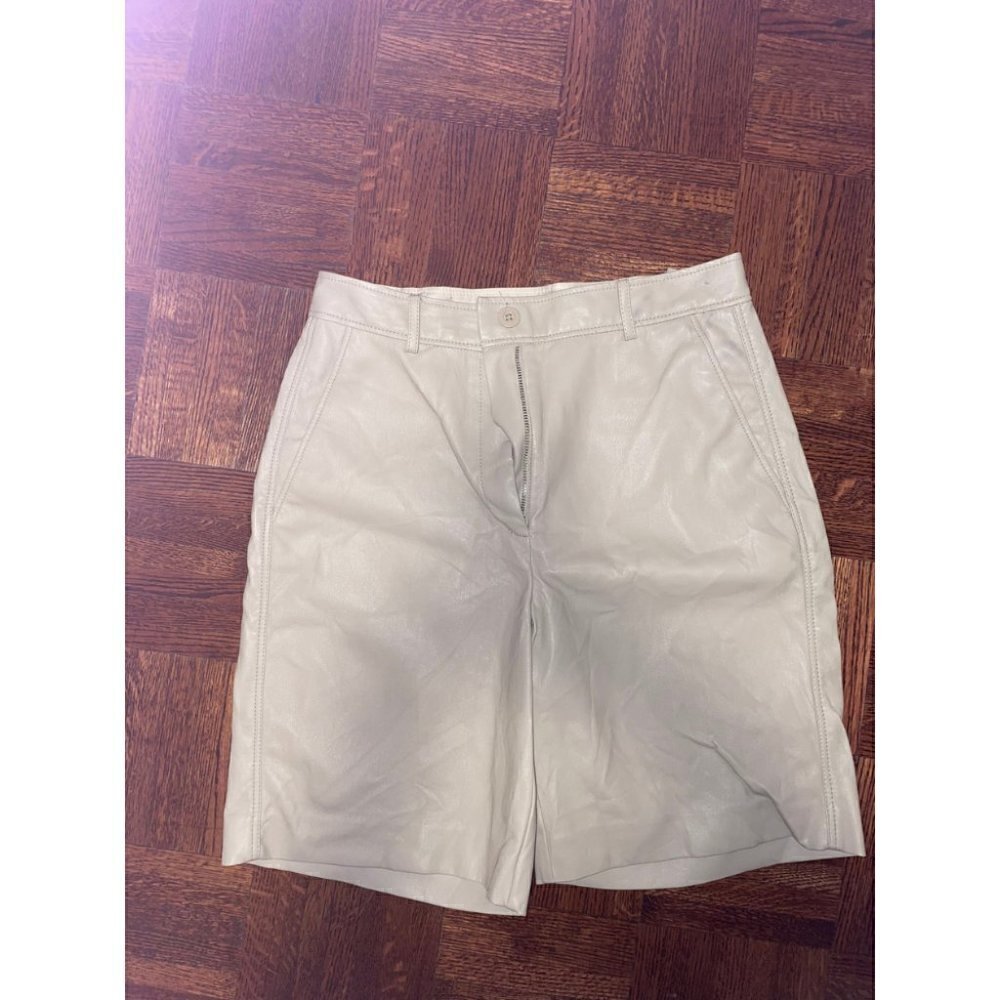 Aritzia Babaton Women Size 6 Cream and Tan vegan leather Stretch Shorts